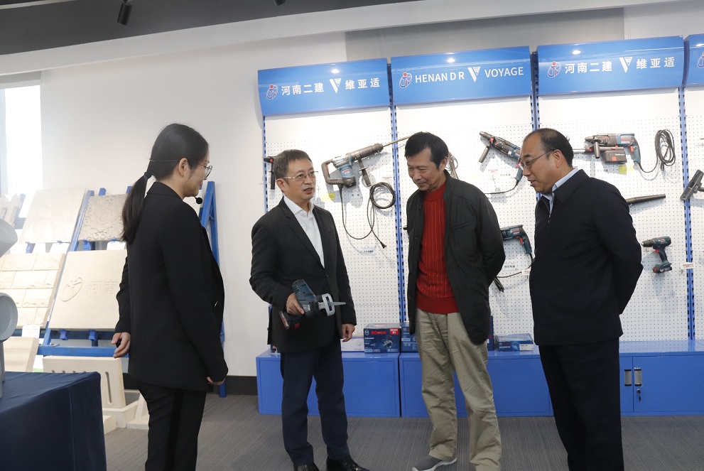 集團(tuán)公司董事長黃道元示范新型工器具操作方法.jpg 集團(tuán)公司董事長黃道元示范新型工器具操作方法.jpg