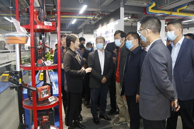 集團(tuán)公司董事長黃道元示范新型工器具操作方法.jpg 集團(tuán)公司董事長黃道元示范新型工器具操作方法.jpg