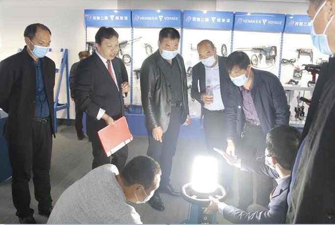 集團(tuán)公司董事長黃道元示范新型工器具操作方法.jpg 集團(tuán)公司董事長黃道元示范新型工器具操作方法.jpg